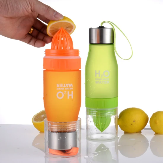 Bottiglia d'acqua in plastica per succo di limone con infusore per bevande all'aperto in vendita calda