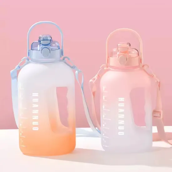Bottiglia d'acqua per bambini in plastica pratica e creativa, di grande capacità, con cinturino e cannuccia