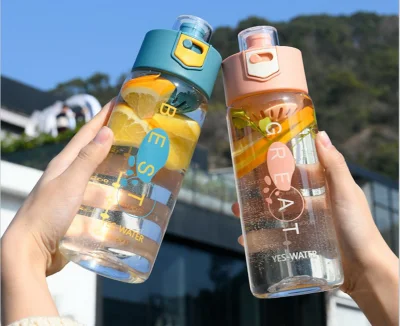 Bottiglia d'acqua con infuso di frutta per bottiglia sportiva con infusore per tè in plastica personalizzata da 700 ml gratuita BPA